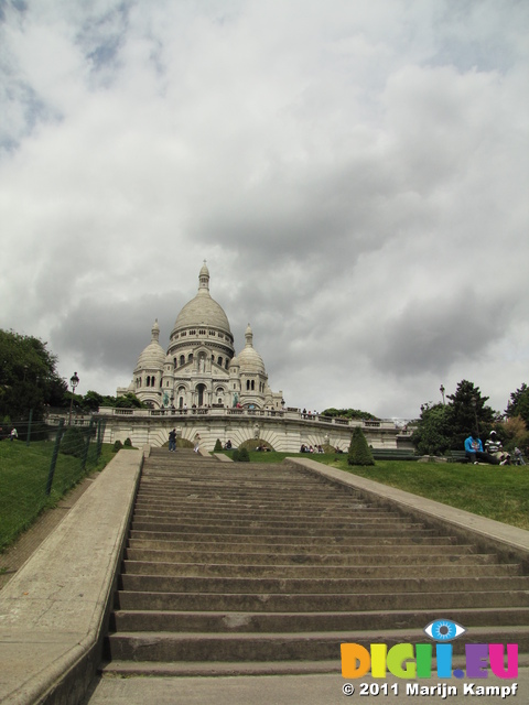 SX18300 Steps leading up to Basilique du Sacre Coeur de Montmartre